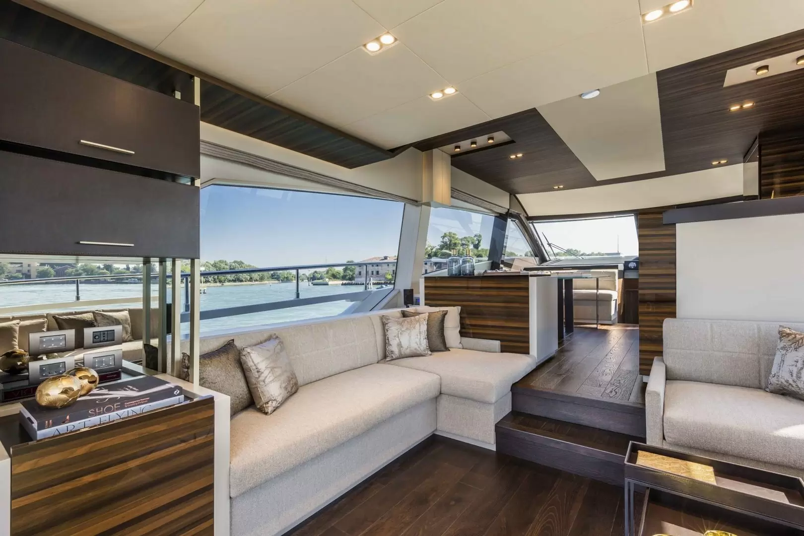 中型私人游艇价格:法拉帝(Ferretti)Yachts670游艇范围是3,000,000美元至3,500,000美元