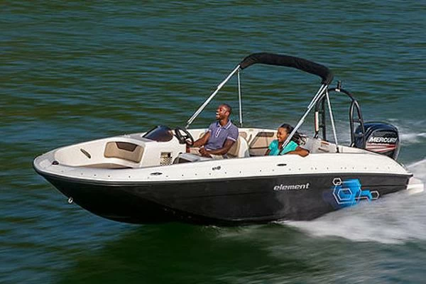 小型游艇价格:贝琳娜(Bayliner)的Element E18游艇价格在20,000美元到30,000美元左右