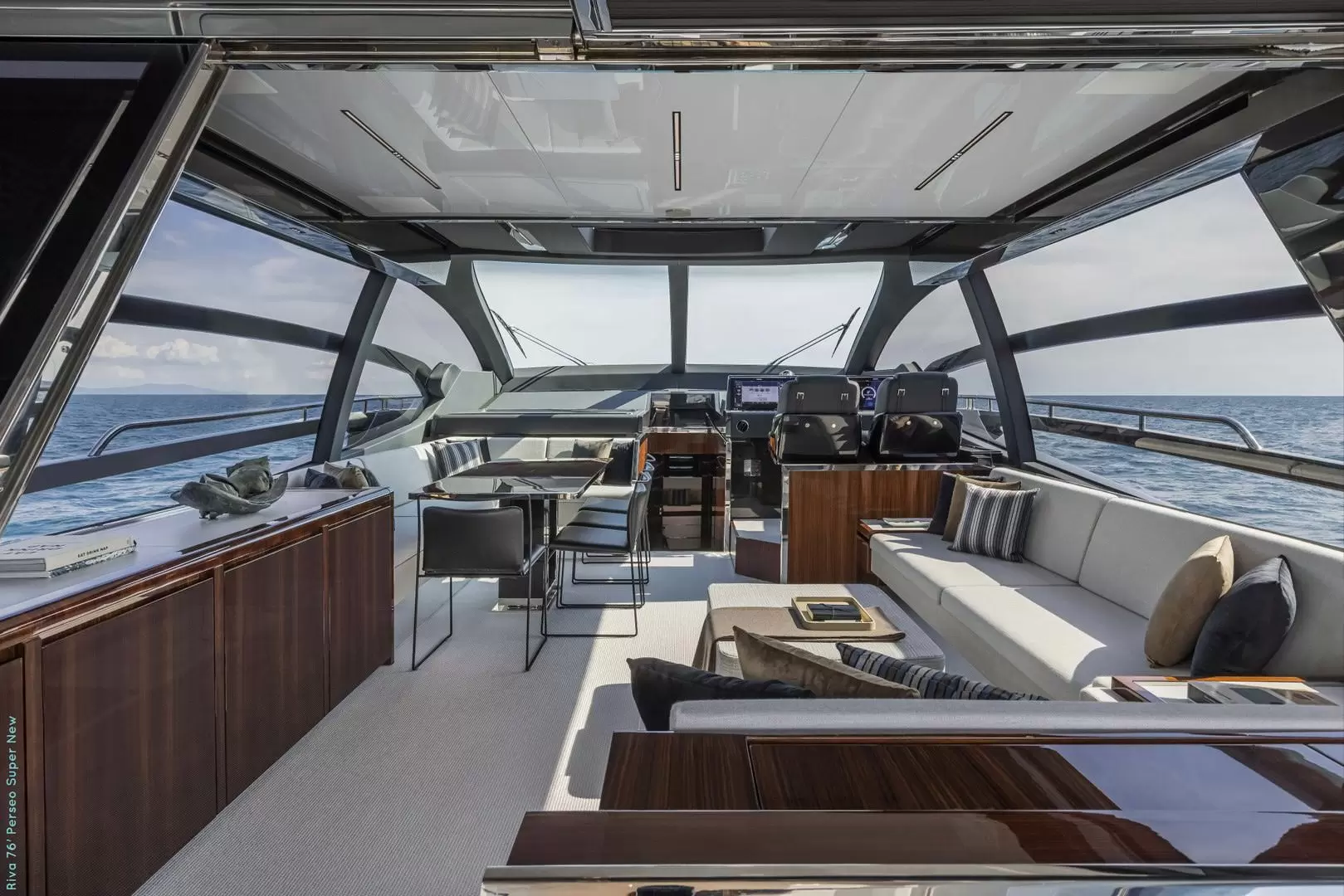 丽娃(Riva)76' Perseo游艇,它的基础价格范围则约为350万欧元至450万欧元