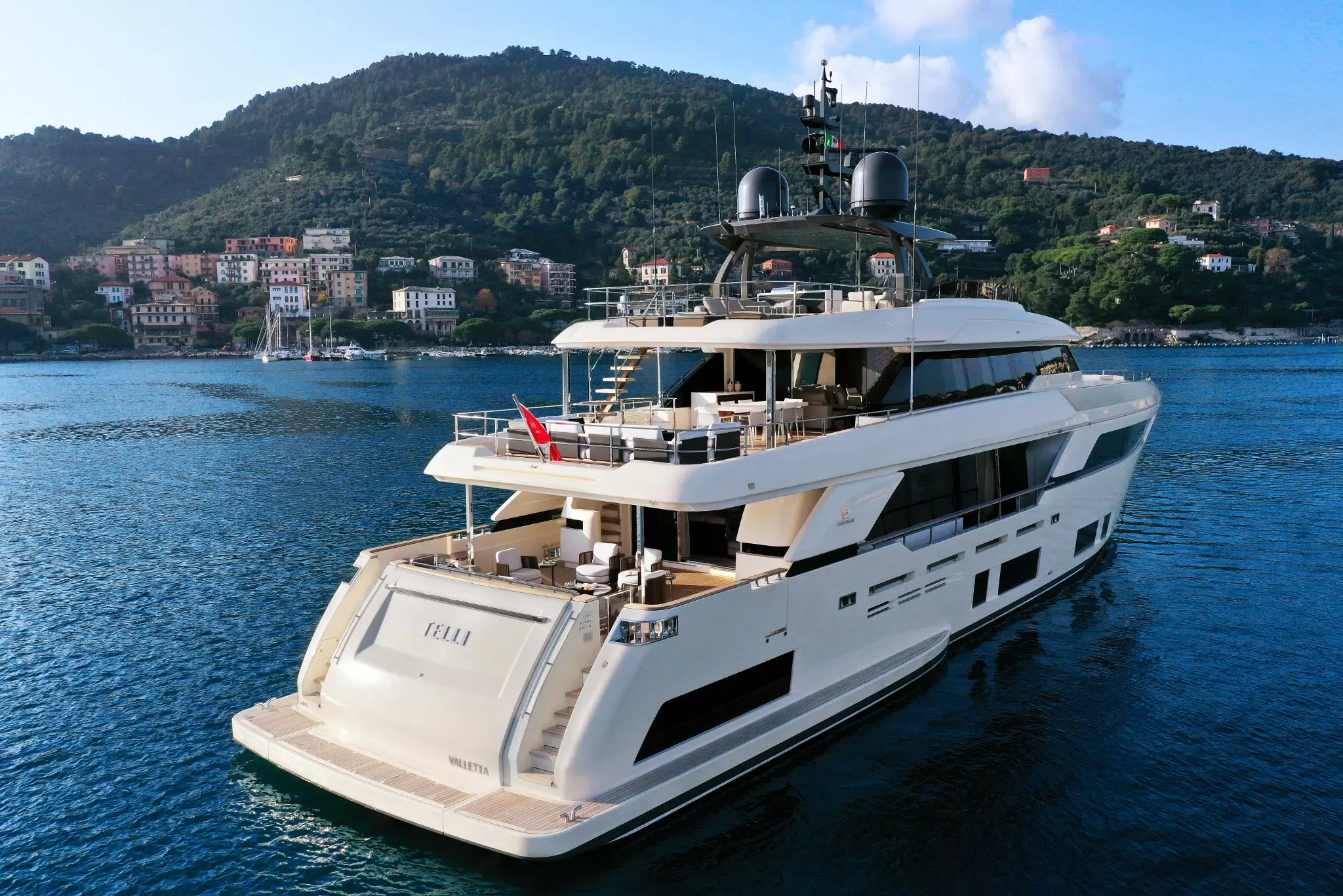 法拉帝(Ferretti)Custom Line Navetta 37游艇价格约为1.2亿美元
