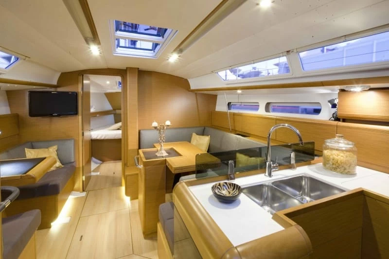 亚诺（Jeanneau）Sun Odyssey409游艇内饰休息区