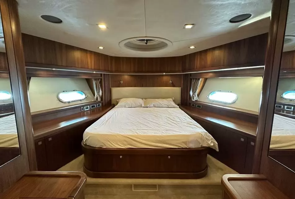 圣汐(Sunseeker)Predator二手游艇室内休息区