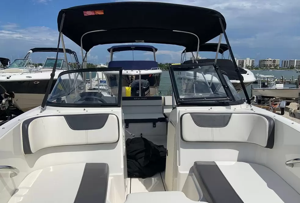 贝琳娜(Bayliner)VR4OB游艇甲板区