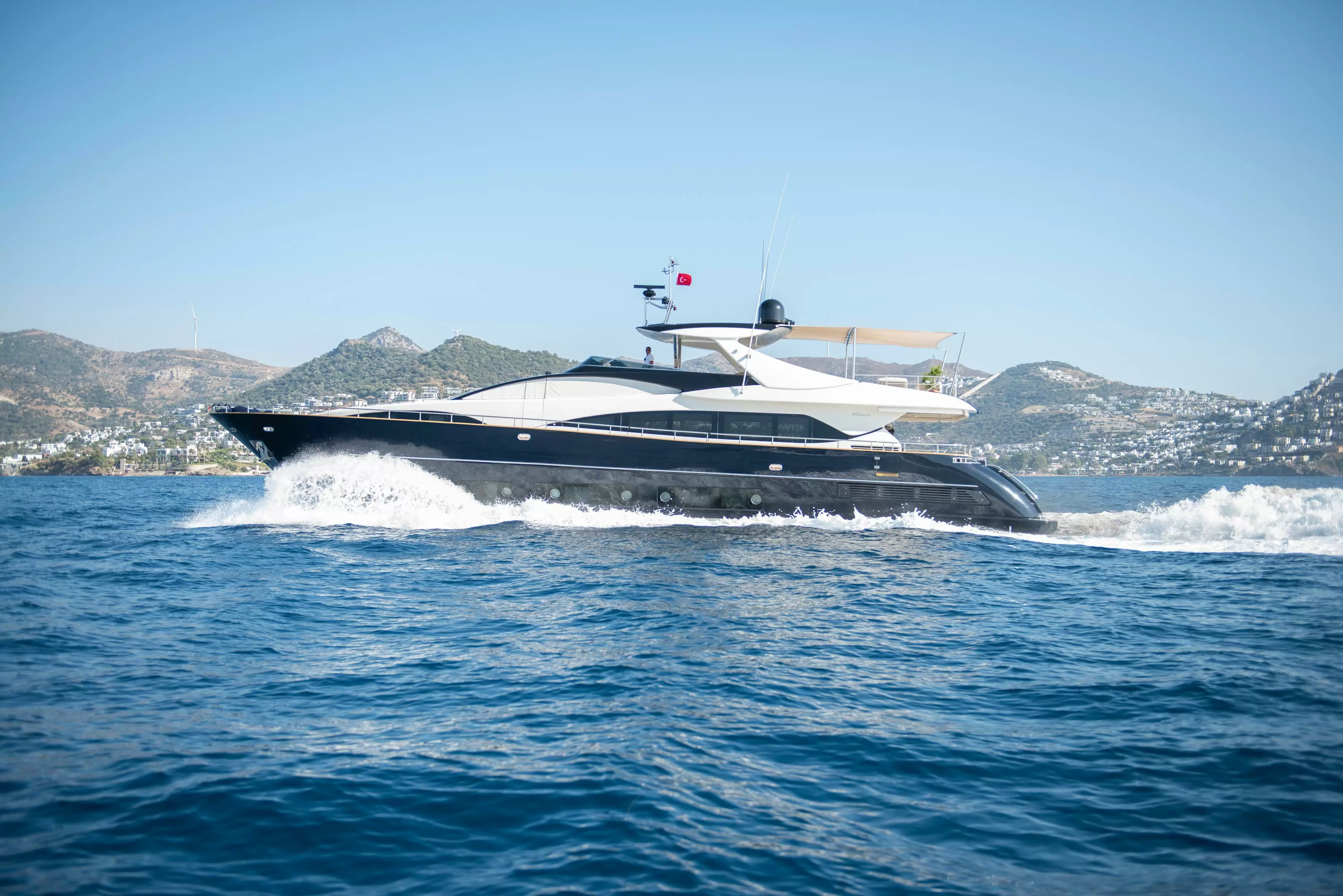 丽娃(Riva)922Duchessa私人游艇的价格在7964万到8066万之间