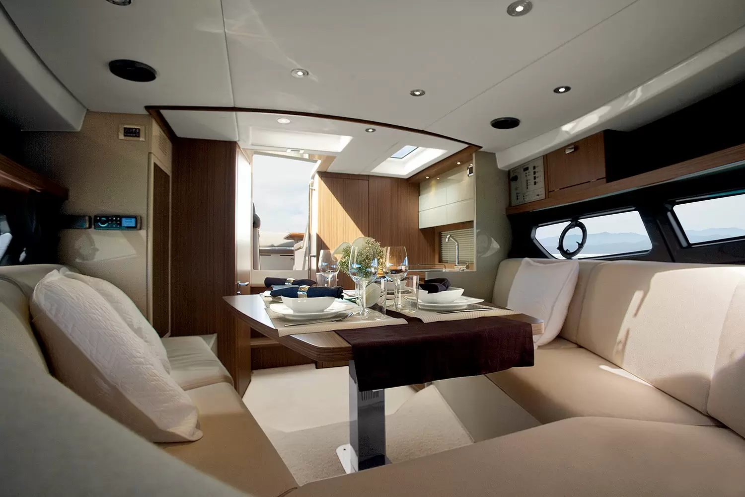 阿慕兹(Azimut)Atlantis34游艇内部休息区