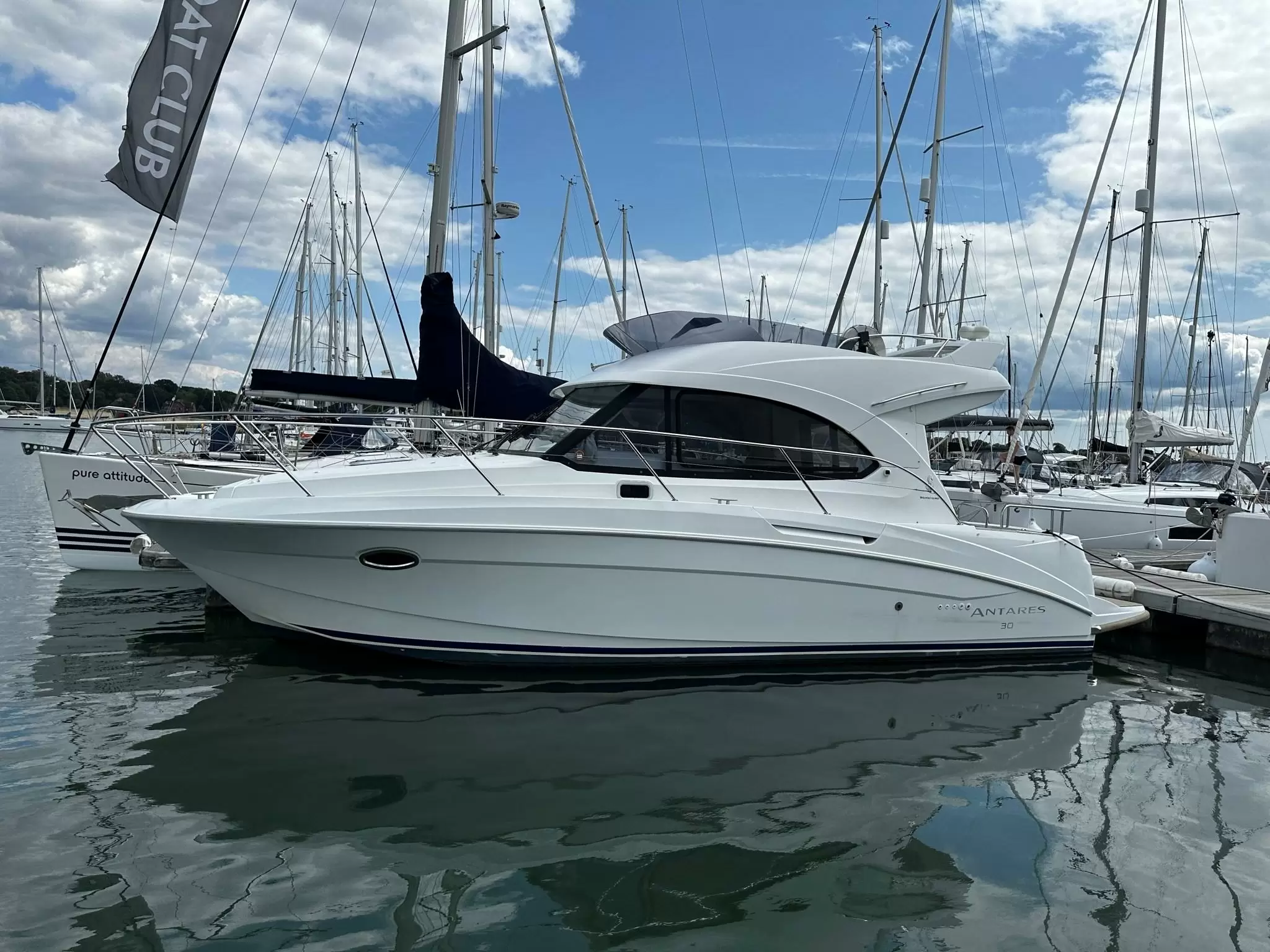 博纳多(Beneteau)Antares30S中型游艇