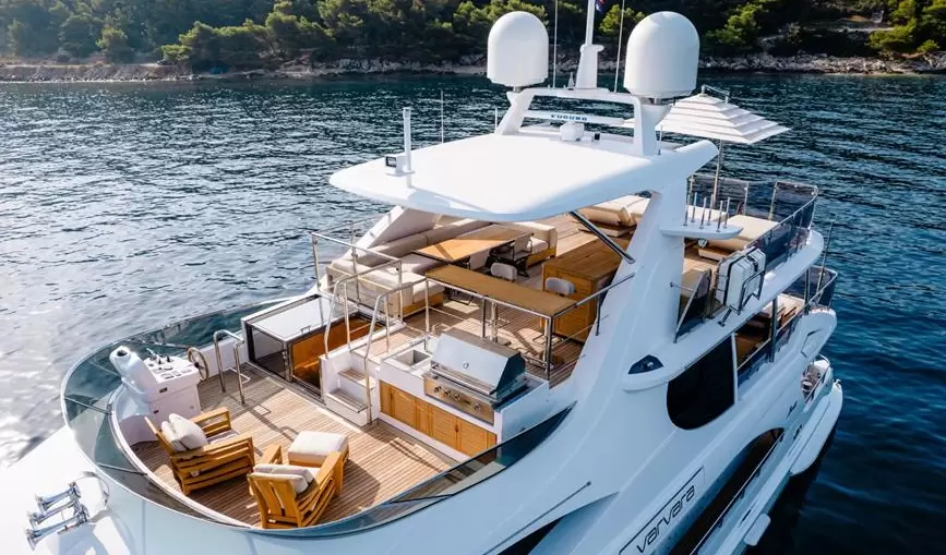 贝尼蒂(Benetti)108二手游艇顶层甲板区