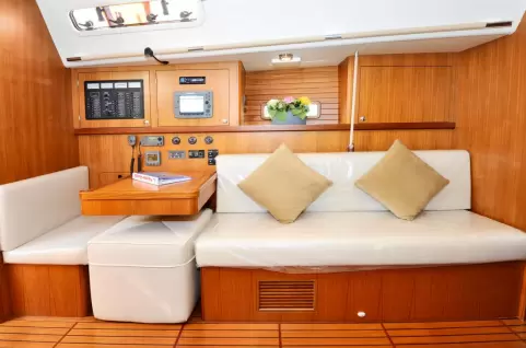 国产瀚盛纵横50(Sailiner50)单体帆船室内休息区