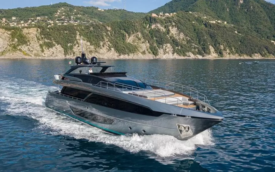 丽娃(Riva)Corsaro100二手豪华游艇