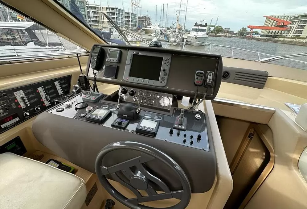 法拉帝(Ferretti)460二手游艇驾驶舱