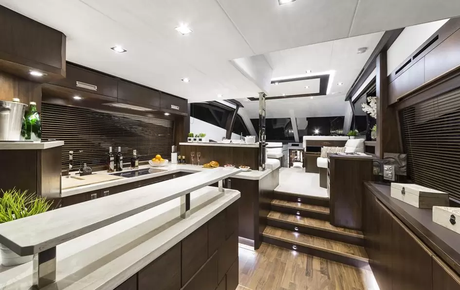 卡帝尔(Galeon)550二手飞桥游艇室内休息区