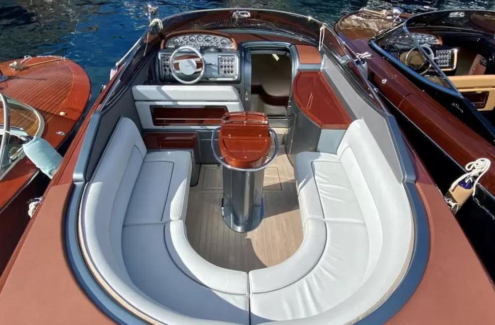 丽娃(Riva)Aquariva33Super运动快艇驾驶舱