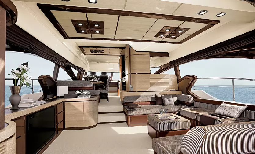 阿兹慕(Azimut)70飞桥游艇舱内休息区