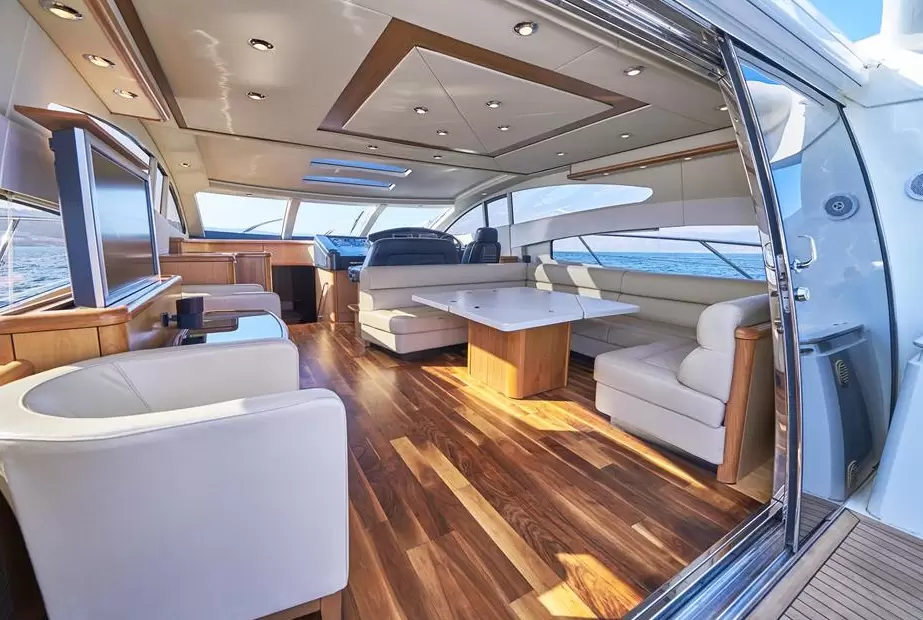 圣汐(Sunseeker)Predator72二手游艇舱内休息区