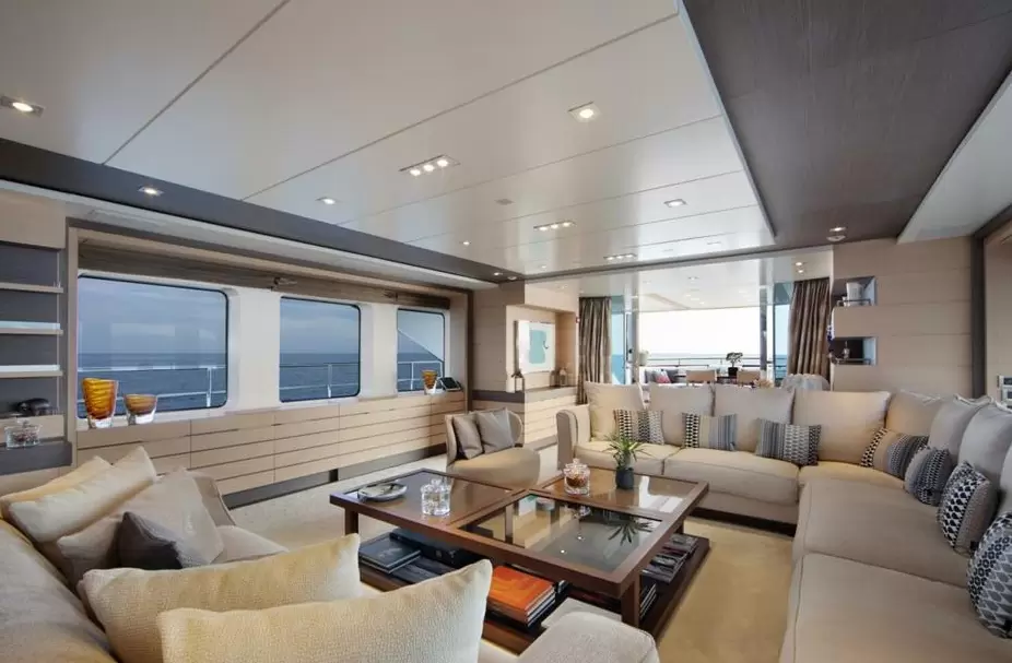 贝尼蒂(Benetti)Classic121二手游艇舱内休息区