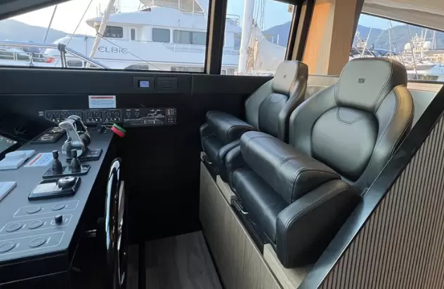 拉帝(Ferretti)720游艇驾驶舱