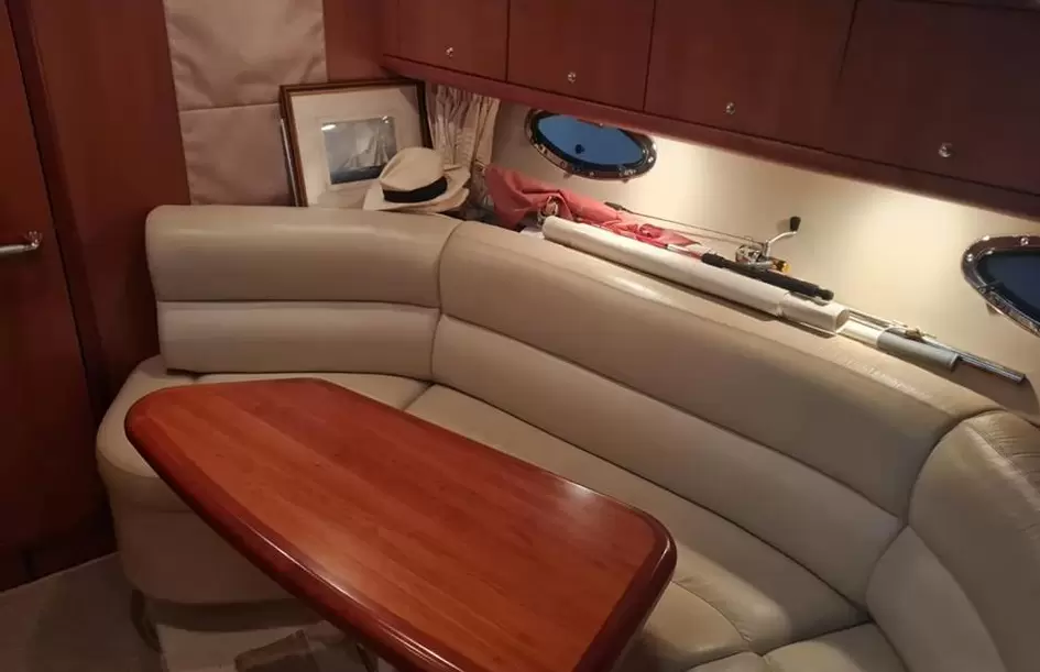 圣汐(Sunseeker)Portofino35二手游艇舱内休息区