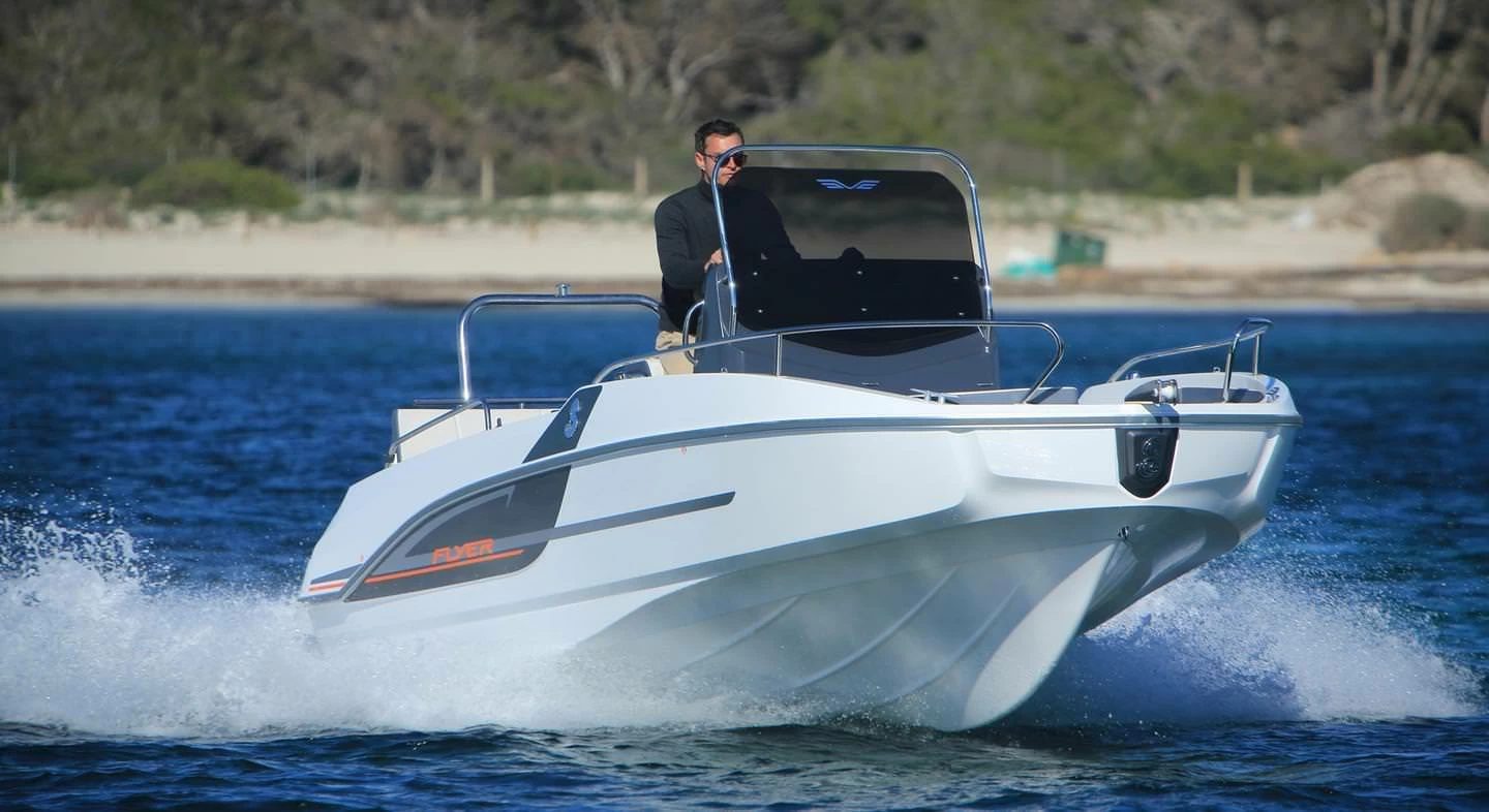 博纳多(Beneteau)飞扬5快艇价格在55-65万元之间