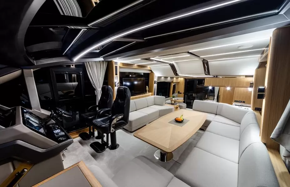 卡帝尔(Galeon)680飞桥游艇驾驶舱