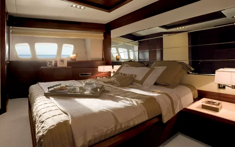 阿兹慕(Azimut)100Leonardo飞桥游艇主人舱