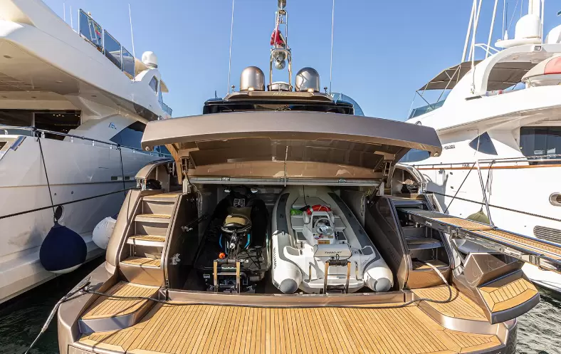 丽娃(Riva)88DominoSuper飞桥游艇尾舱