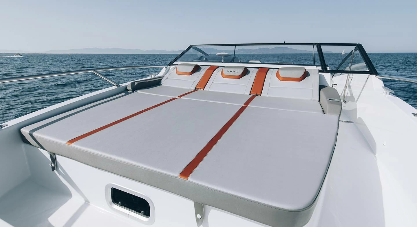 博纳多（Beneteau）飞扬10快艇价格在305万左右