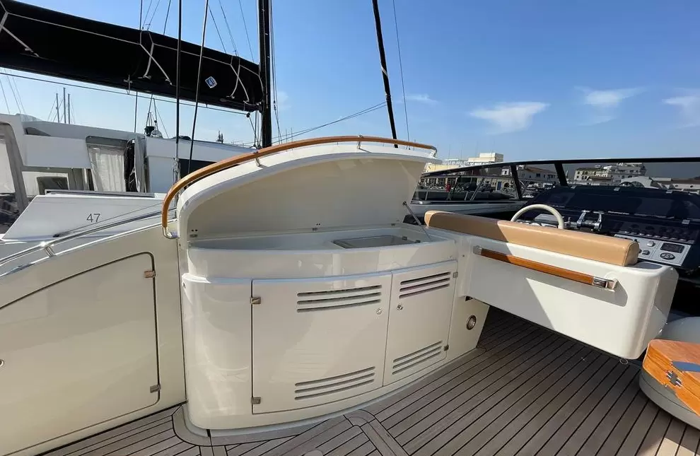 丽娃(Riva)Rivale52二手游艇顶层甲板