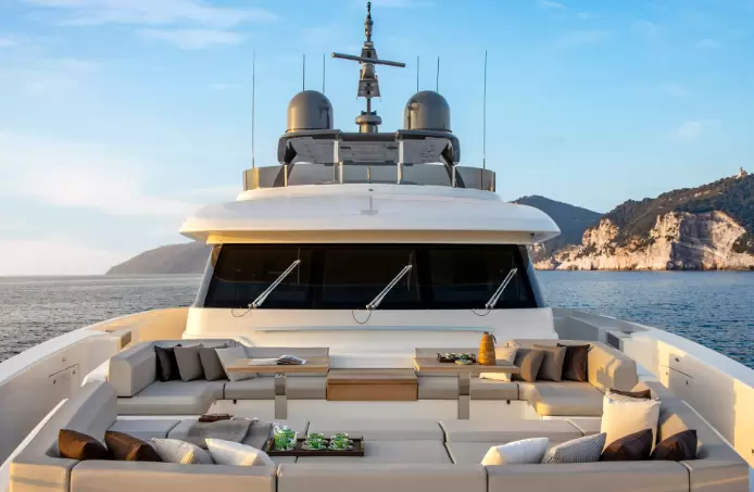 定制法拉帝(CustomLine)Navetta37Project游艇顶层甲板