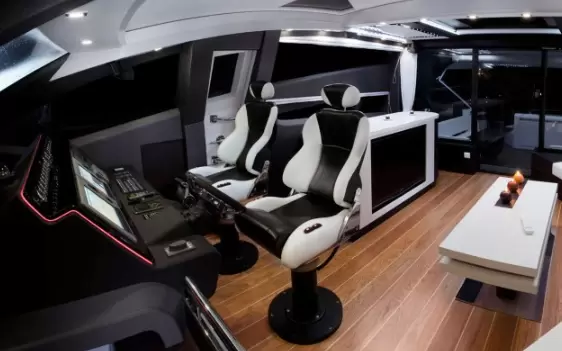 卡帝尔(Galeon)700Raptor游艇驾驶舱