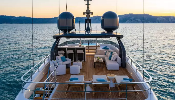 定制法拉帝(CustomLine)Navetta37Project游艇飞桥甲板