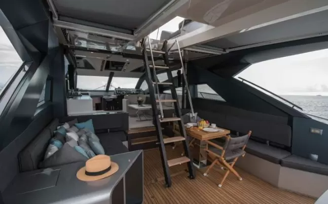 卡帝尔(Galeon)700Raptor游艇舱内