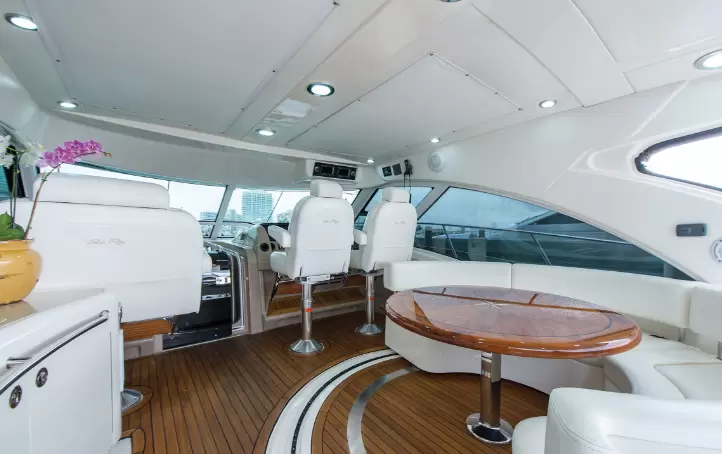 希瑞(SeaRay)580Sundancer飞桥游艇舱内沙龙