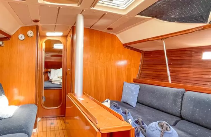 博纳多(Beneteau)遨享仕390二手帆船游艇内舱休息区
