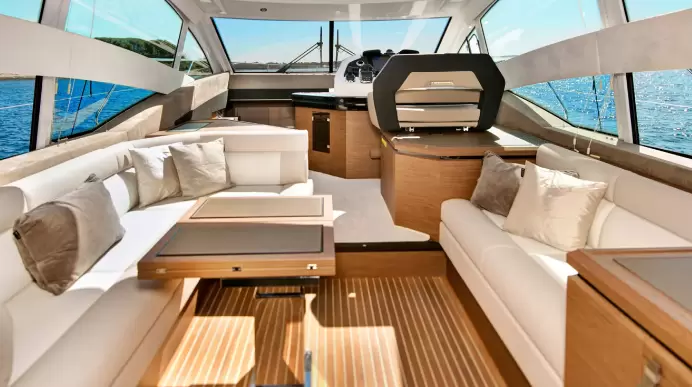 博纳多(Beneteau)GT50飞桥游艇驾驶舱