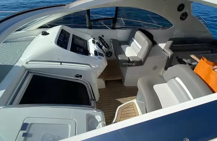 圣汐(Sunseeker)Portofino47二手游艇驾驶舱