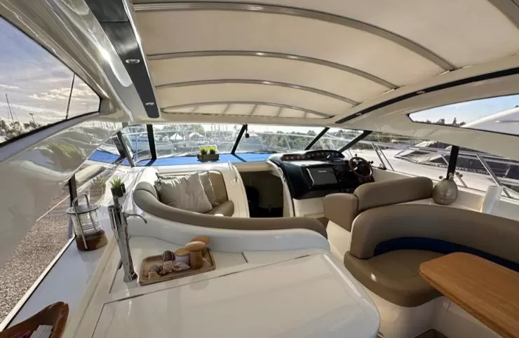 公主(Princess)V46二手游艇驾驶舱