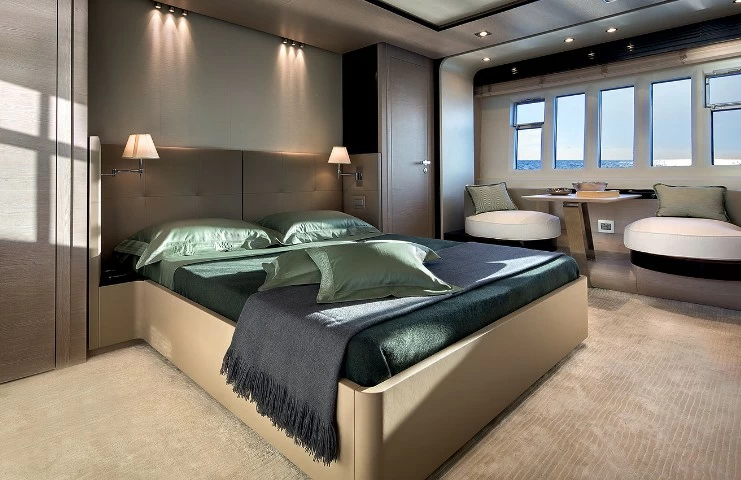 阿兹慕(Azimut)80飞桥游艇主人舱