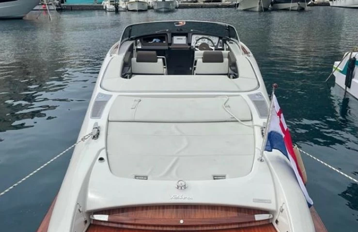 丽娃(Riva)Iseo二手快艇价格325000欧元