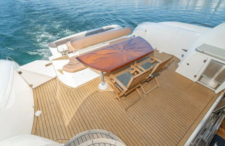 圣汐(Sunsseeker)Manhattan64二手游艇尾舱甲板