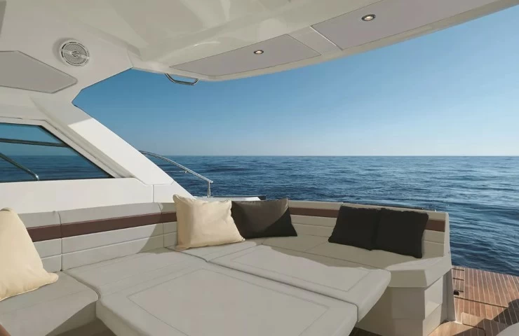 博纳多(Beneteau)GT40运动游艇尾舱甲板