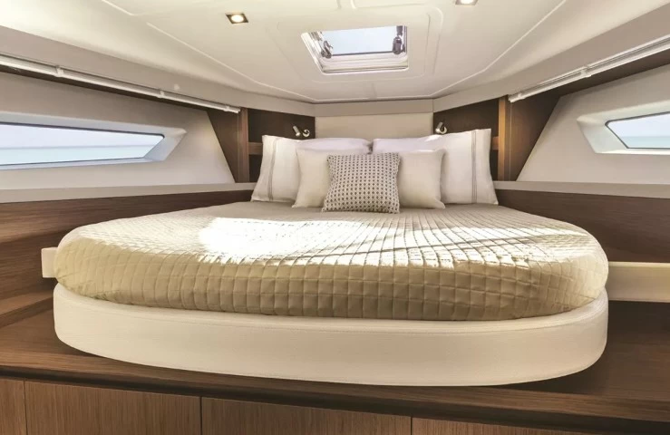 博纳多(Beneteau)GT40运动游艇主人舱