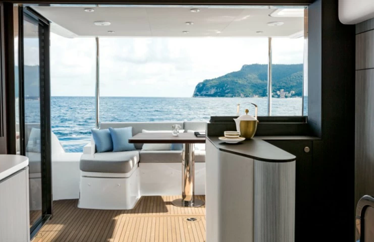 阿慕兹(Azimut)55飞桥游艇