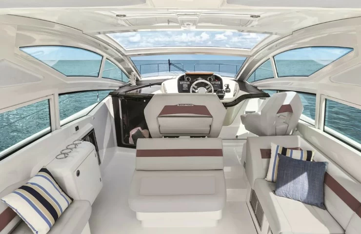 博纳多(Beneteau)GT40运动游艇驾驶舱