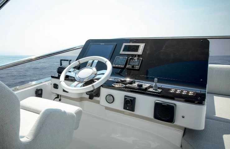 阿慕兹(Azimut)55飞桥游艇驾驶舱