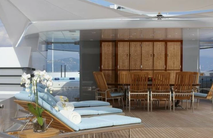 豪华游艇斐帝星(Feadship)Trident飞桥游艇舱内休息区