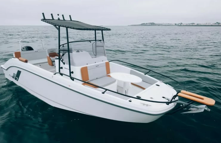 博纳多(Beneteau)飞扬7快艇价格在88-95万元之间