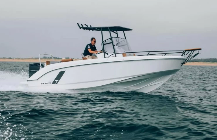 博纳多(Beneteau)飞扬7空间甲板型快艇