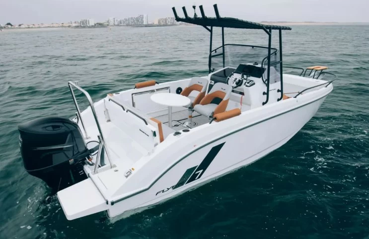 博纳多(Beneteau)飞扬7快艇