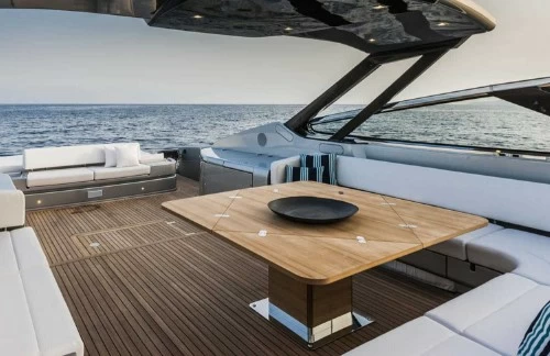 丽娃(Riva)88Florida游艇尾舱甲板