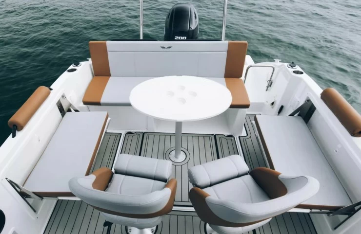 博纳多(Beneteau)飞扬7快艇甲板
